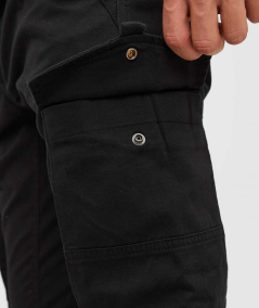 Pantalones cargo negros con bolsillos delanteros, traseros y laterales, perfectos para un look urbano y funcional