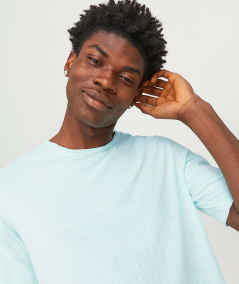 Camiseta básica para hombre en tono azul agua, ideal para looks casuales, con tejido transpirable y sostenible