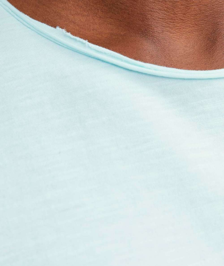 Camiseta lisa Jack & Jones en color agua, confeccionada en algodón orgánico, con cuello redondo y corte regular