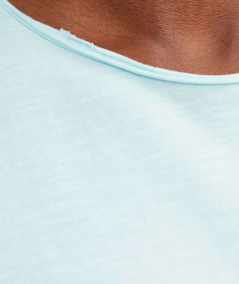 Camiseta lisa Jack & Jones en color agua, confeccionada en algodón orgánico, con cuello redondo y corte regular