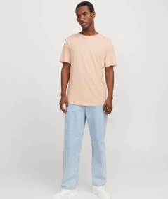 Prenda esencial: Camiseta de algodón 100% orgánico en naranja, con ajuste cómodo y cuello redondo clásico
