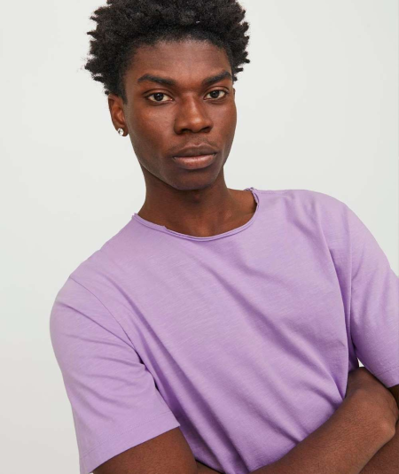 Camiseta Jack & Jones de manga corta en color morado, con tejido transpirable y ecológico