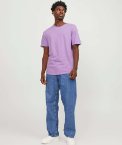 Prenda esencial: Camiseta de algodón 100% orgánico en morado, con ajuste cómodo y cuello redondo clásico