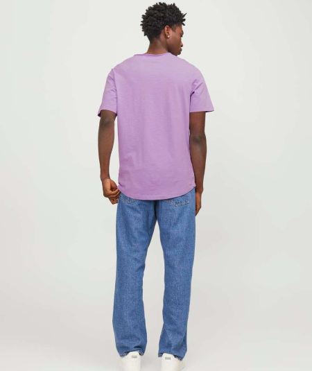 Camiseta para hombre en morado, fabricada en algodón sostenible, perfecta para cualquier ocasión