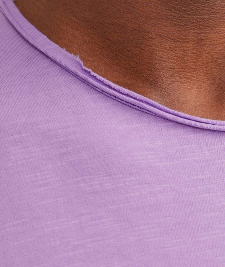 Camiseta lisa Jack & Jones en color morado, hecha de algodón orgánico, con cuello redondo y ajuste regular