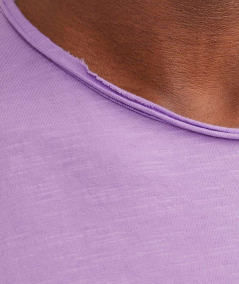 Camiseta lisa Jack & Jones en color morado, hecha de algodón orgánico, con cuello redondo y ajuste regular