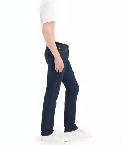 Vaqueros Levis 511 en denim azul oscuro, perfectos para combinar con camisetas y camisas elegantes