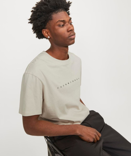 Camiseta básica para hombre en tono crudo con ajuste cómodo y diseño versátil