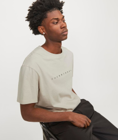 Camiseta básica para hombre en tono crudo con ajuste cómodo y diseño versátil