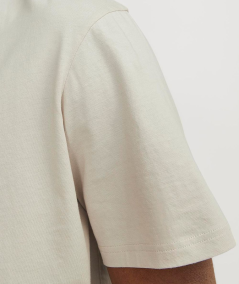 Camiseta de algodón crudo con estampado de pigmentos, ideal para un look casual