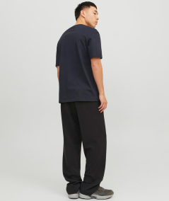 Camiseta básica para hombre en tono marino con ajuste cómodo y diseño versátil