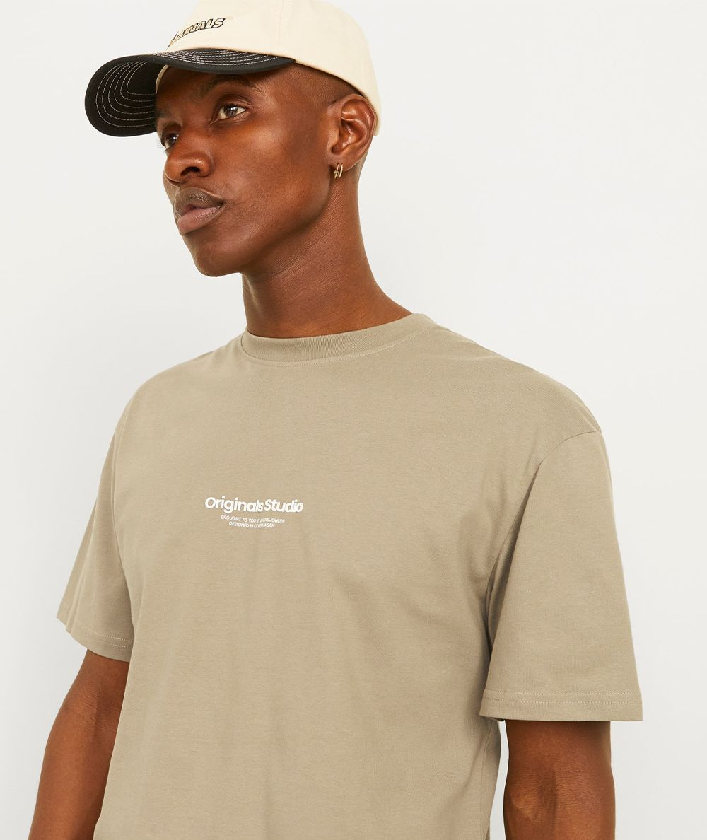 Camiseta cómoda y versátil Jack & Jones color tosta con un sutil estampado en relieve y ajuste relaxed fit