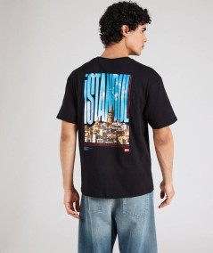 Camiseta básica negra Jack & Jones con detalles de estampado delante y atras, costuras visibles, ideal para looks casuales