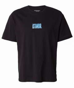 Camiseta negra Jack & Jones con estampado y costuras visibles, una opción moderna y versátil para cualquier ocasión