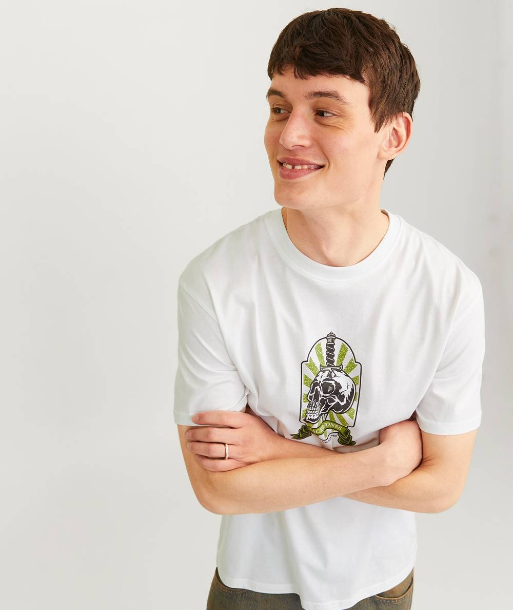 Camiseta blanca con estampado de goma y cuello redondo.