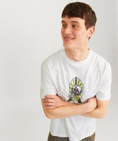 Camiseta blanca con estampado de goma y cuello redondo.