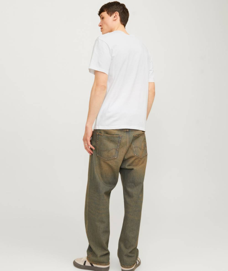 Camiseta estampada con corte regular y estilo urbano.