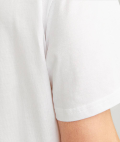 Camiseta de cuello redondo con diseño distintivo.