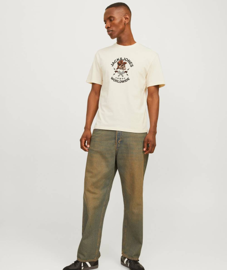 Camiseta estampada ideal para estilos casuales y urbanos.