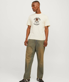 Camiseta estampada ideal para estilos casuales y urbanos.