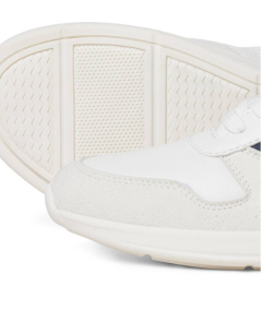 Zapatillas deportivas de estilo moderno y discreto.