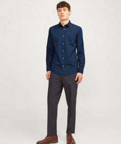 Camisa elegante con estampado discreto y corte entallado.