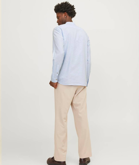 Camisa clásica de algodón suave con corte comfort.

