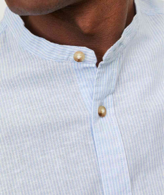 Camisa de hombre con cuello tradicional y manga larga.