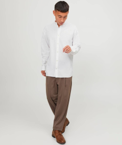 Camisa básica elegante con ajuste relajado.