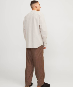 Camisa formal y relajada con excelente ajuste.