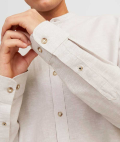 Camisa con cuello tradicional y tejido cómodo.
