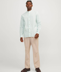 Camisa ligera, transpirable y con estilo clásico.