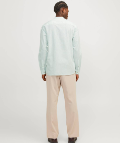 Camisa masculina ideal para cualquier temporada.