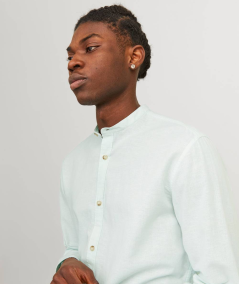 Camisa para hombre con ajuste cómodo y diseño sobrio.