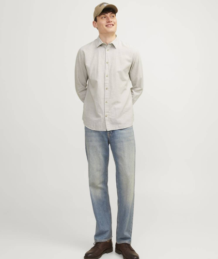 Camisa de manga larga con diseño clásico y elegante.