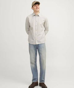 Camisa de manga larga con diseño clásico y elegante.