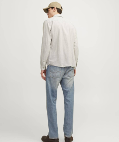 Camisa beige con rayas para looks casuales o formales.