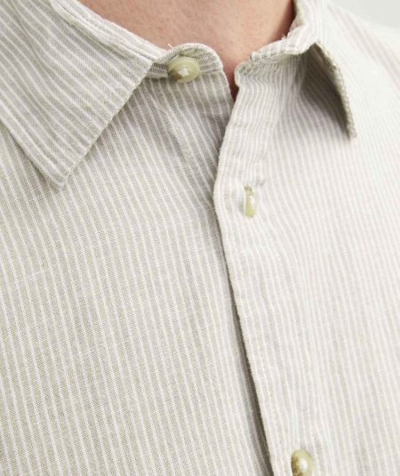 Camisa Jack & Jones ideal para combinar con jeans o chinos.