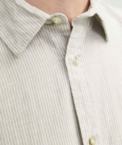 Camisa Jack & Jones ideal para combinar con jeans o chinos.