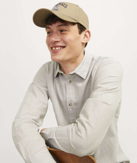 Camisa Jack & Jones de manga larga beige y rayas finas.