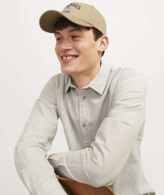Camisa Jack & Jones de manga larga beige y rayas finas.
