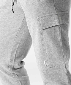 Chándal cómodo ideal para looks urbanos o deportivos.