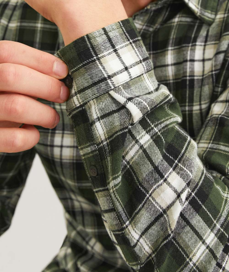 Camisa de manga larga Jack & Jones en color verde con estampado a cuadros y cuello clásico