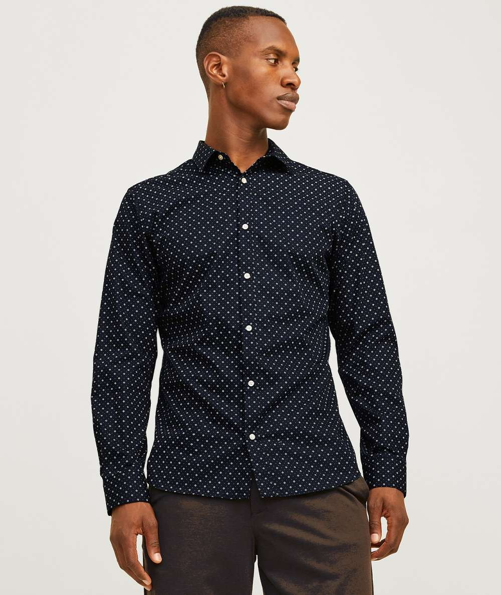 Camisa de corte slim negra Jack & Jones, perfecta para ocasiones formales y reuniones de trabajo, confeccionada en popelina de 