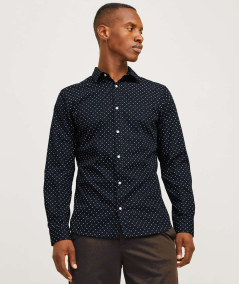 Camisa de corte slim negra Jack & Jones, perfecta para ocasiones formales y reuniones de trabajo, confeccionada en popelina de 