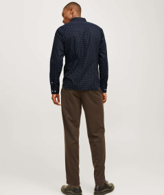 Camisa formal negra Jack & Jones con corte slim, manga larga y cuello clásico, ideal para combinar con trajes o chaquetas