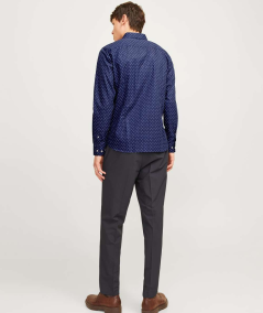 Camisa de hombre marino Jack & Jones, diseñada para un look moderno y estilizado con corte slim y material popelina de alta cal