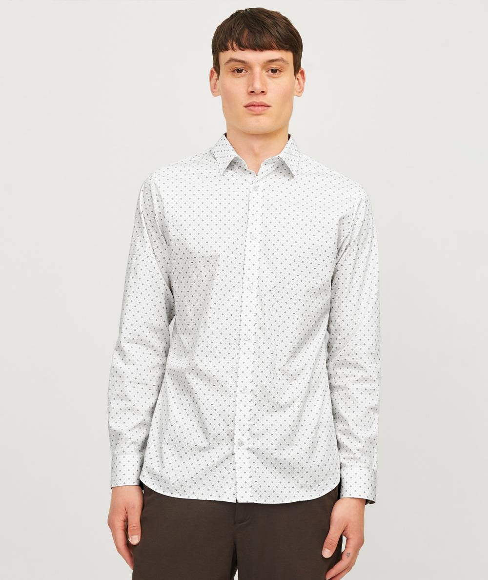 Camisa blanca formal Jack & Jones de corte slim fit, confeccionada en popelina para un acabado elegante y sofisticado