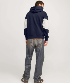 Sudadera azul navy Jack & Jones, perfecta para días relajados, con estampado suave y corte amplio para un estilo cómodo