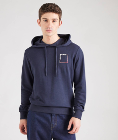 Sudadera marina con capucha ajustable, estampado con logo frontal, confeccionada en felpa ligera para un estilo cómodo y modern